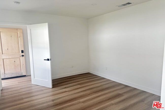 Building Photo - 5928 S La Brea Ave