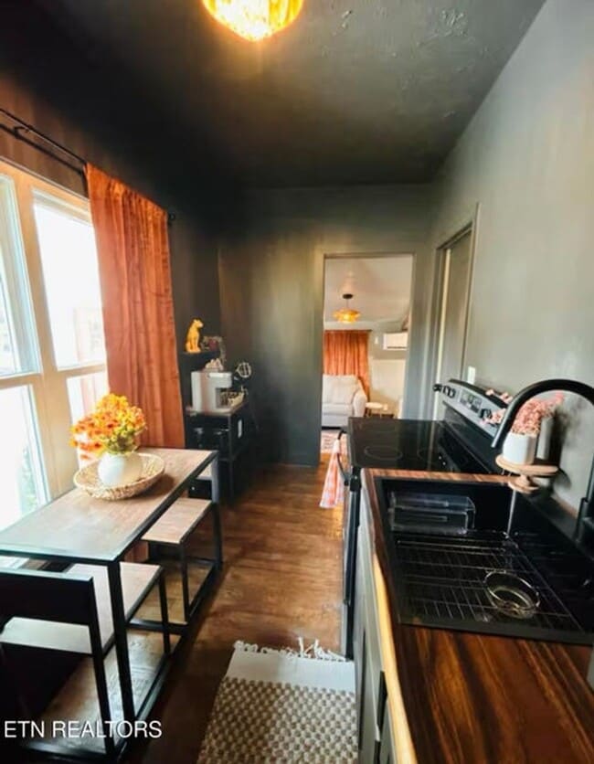 Building Photo - Knoxville 37920 - 1 bedroom, 1 bath studio apartment with all utilities included in rent - Contac...