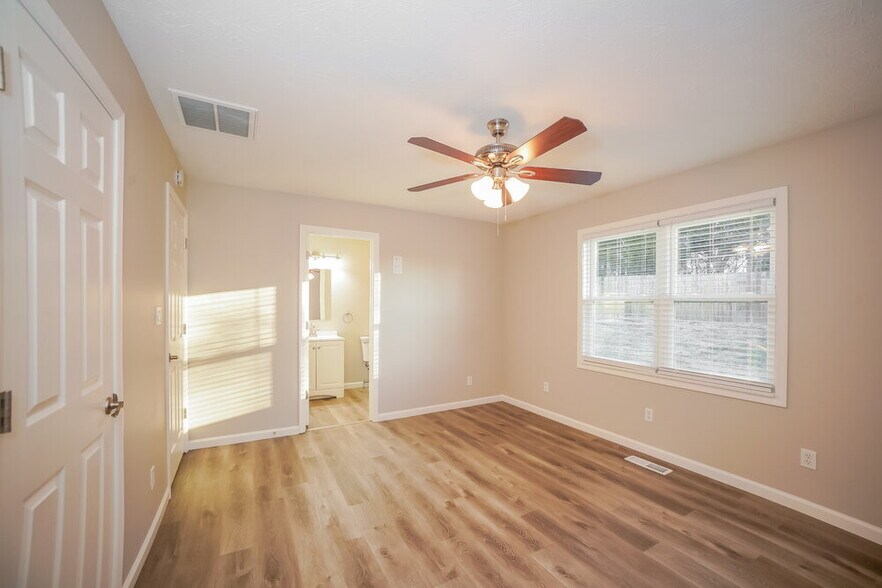 Building Photo - 703 Willow Ct