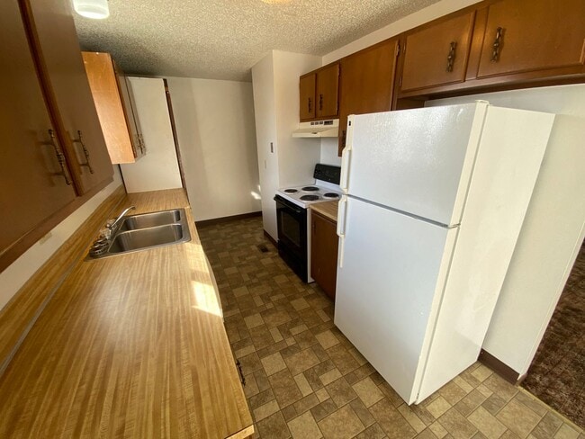 Building Photo - Cozy 3 Bedroom 1 Bath Home with Large Yard & 1 Car Attached Garage