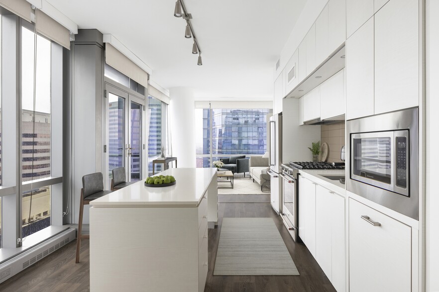 Building Photo - Central Place