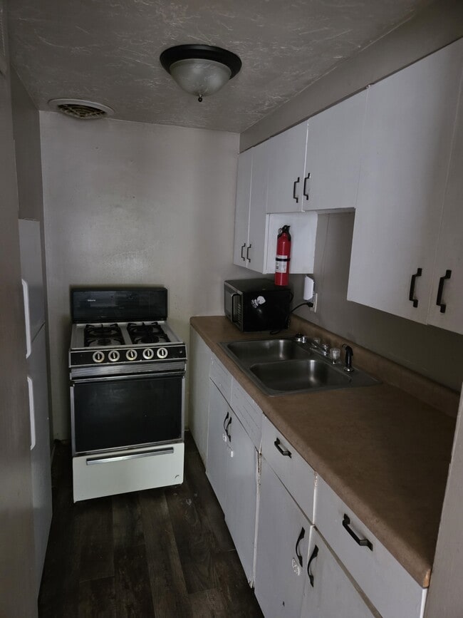 Building Photo - 623 S Prairie Ave