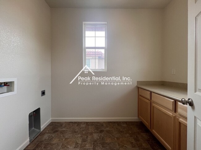 Building Photo - Beautiful 4bd/2.5ba Folsom Home with 2 Car Garage!