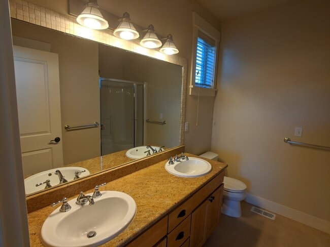 Building Photo - Very nice 2 bed, 2 bath, 1 car garage in S...