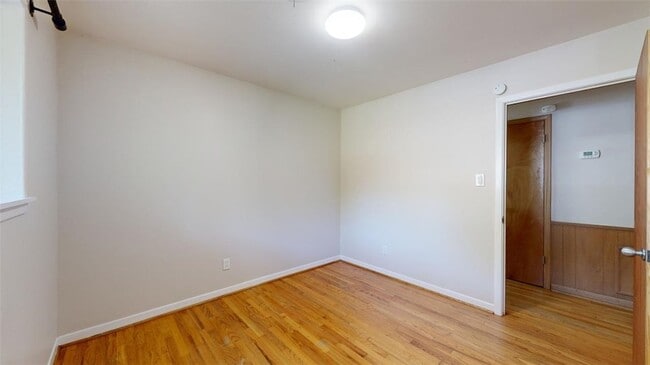 Building Photo - 203 W Brookside Dr