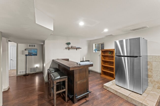 Building Photo - 417 N Coraline St