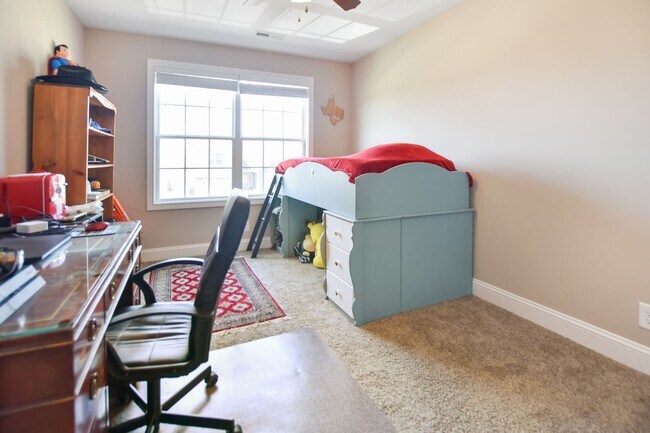 Building Photo - Pet Friendly Five Bedroom!