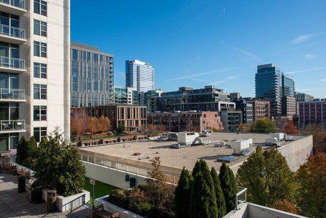 Building Photo - 901 W Madison St