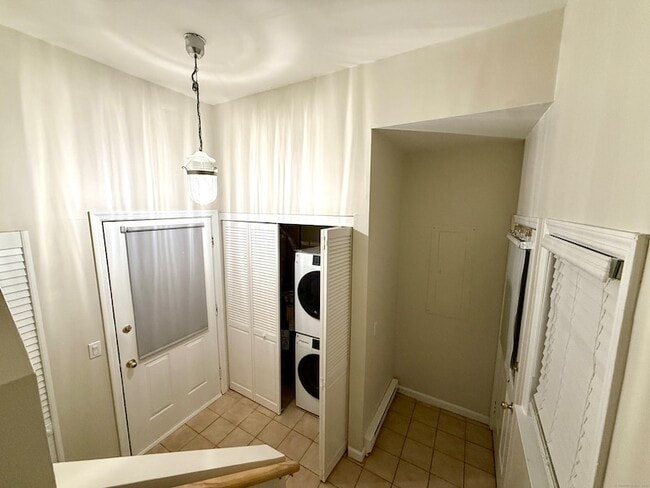 Building Photo - 133 Main St