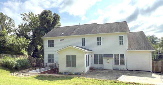 Building Photo - Spacious 4 Bed 5.5 Bath Home in Annandale,...