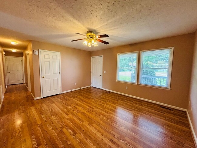 Building Photo - 1302 Sandy Cir
