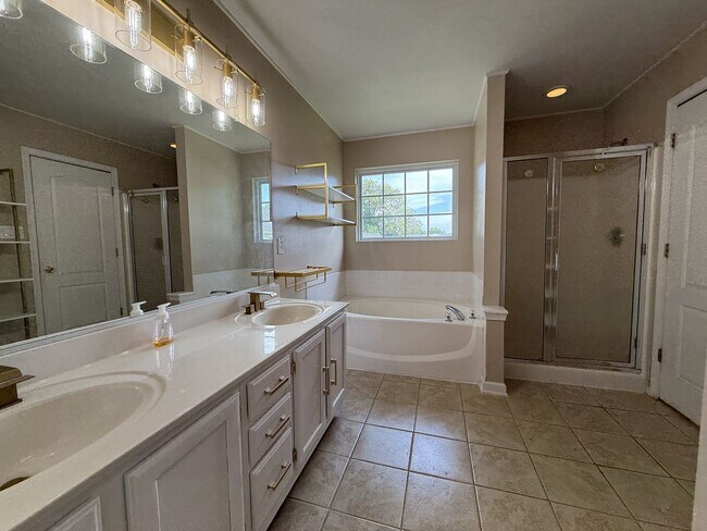 Building Photo - Newly Renovated Modern Home