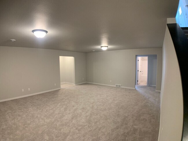Building Photo - 4 Bed 3 Bath Single Family Home