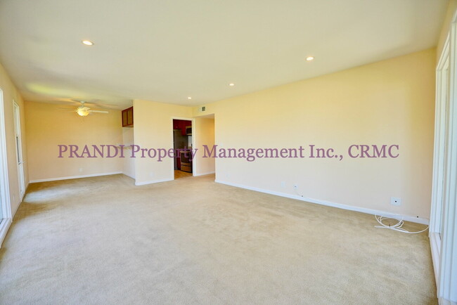 Building Photo - Top Floor Corner Unit with Mountain and Ba...