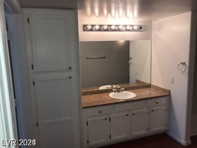Building Photo - Very Nice & Clean Downstairs Unit In South...