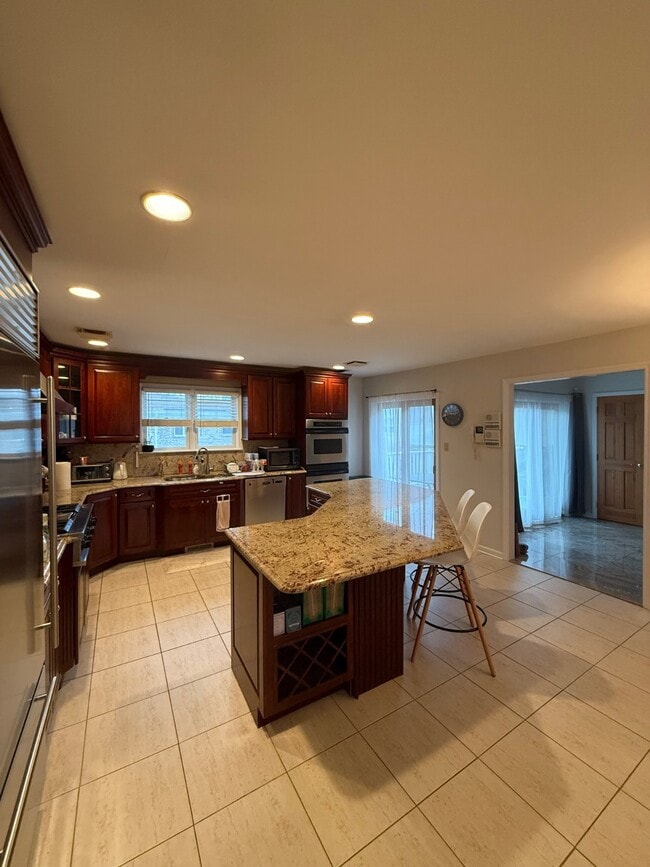 Building Photo - 23 Sunnyside Ter