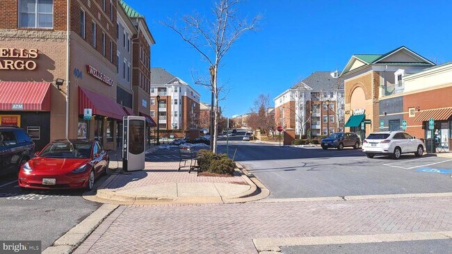Building Photo - 233 King Farm Blvd