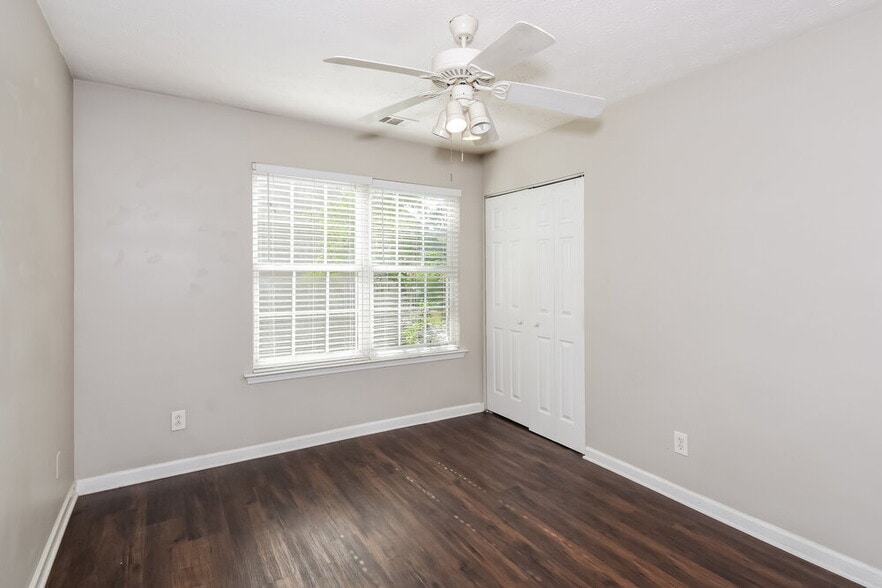 Building Photo - 1204 W Oaks Way