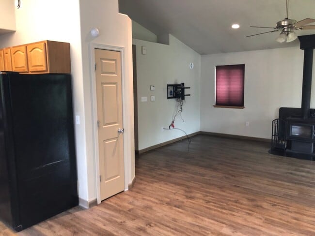 Building Photo - Century 21 Gold Rush - 3 bed, 2 bath (North Pole)
