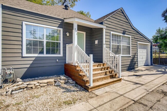 Building Photo - Location, Location, Location! Updated one story home with charm and modern conveniences