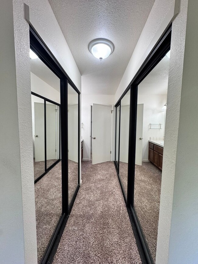 Building Photo - Cozy upstairs Condo in Auburn. Pets welcome!!