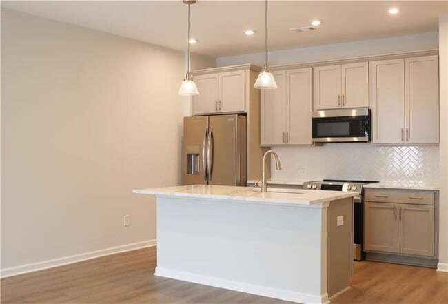 Building Photo - 493 Crown Dr