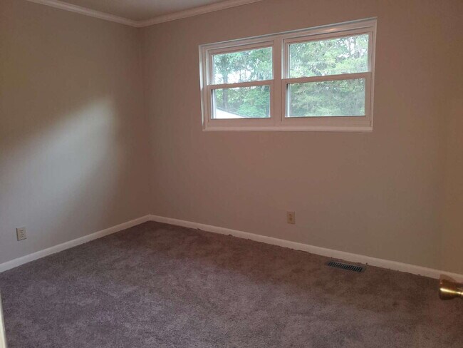 Building Photo - "Spacious 5-Bedroom Retreat with 3 Full Baths in Huntsville – Your Perfect Family Home Awaits!"