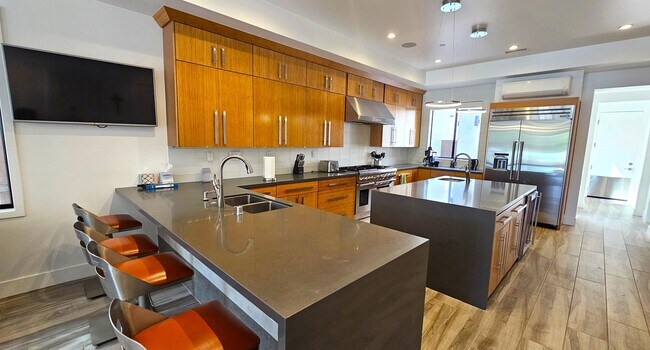 Building Photo - 237 1st St