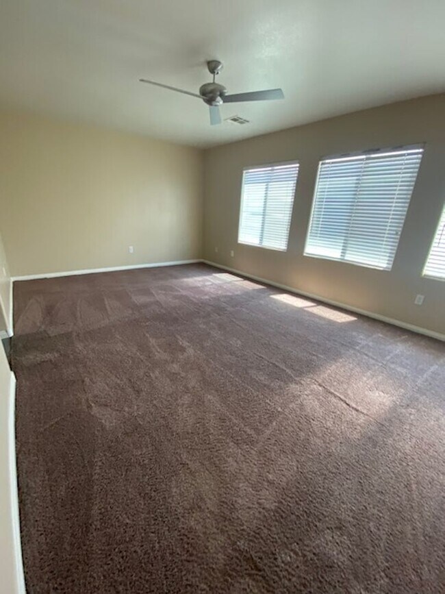 Building Photo - 4 Bedroom Corner Lot