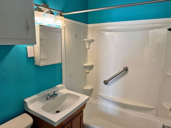 Building Photo - Affordable 2 Bed 1 Bath In Wendover Hills