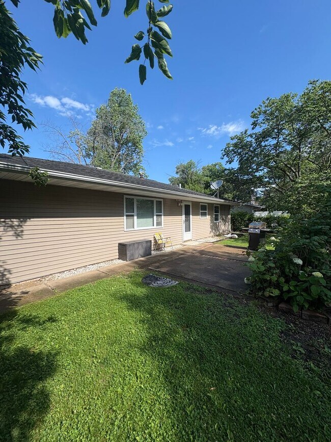 Building Photo - Welcome to this charming 3 bedroom, 2 bathroom home located in Peoria, IL.