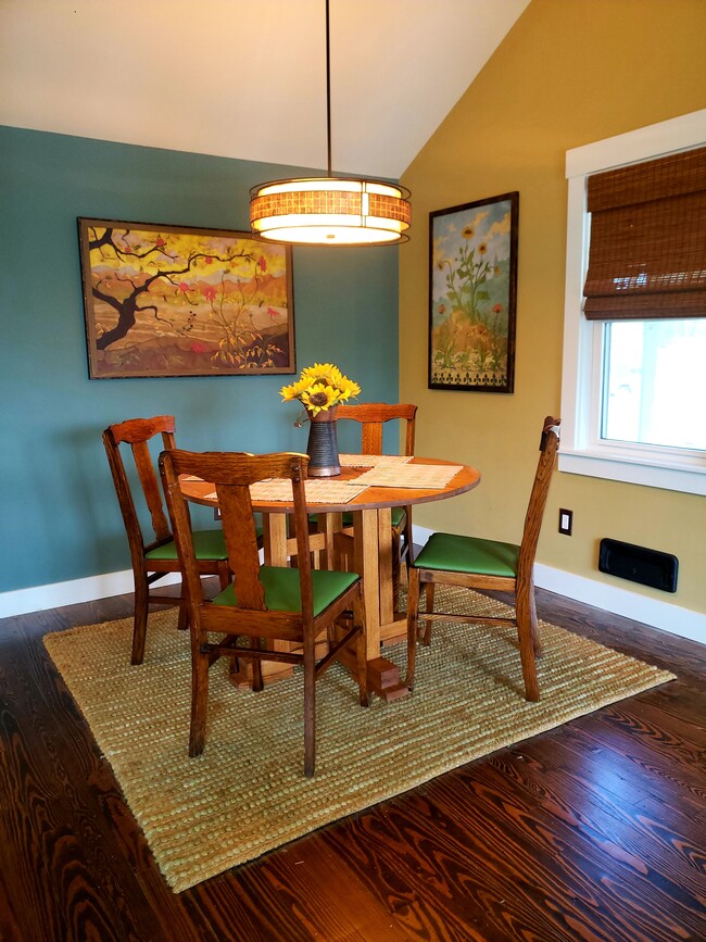 Dining area - 25 Lake Shore Dr