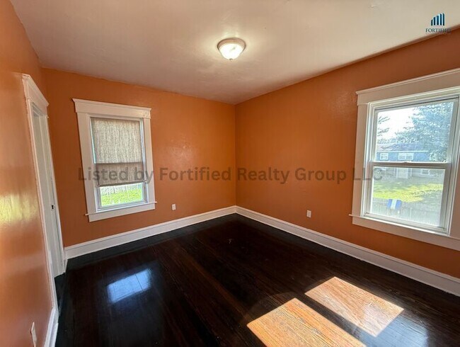 Building Photo - 170 King St