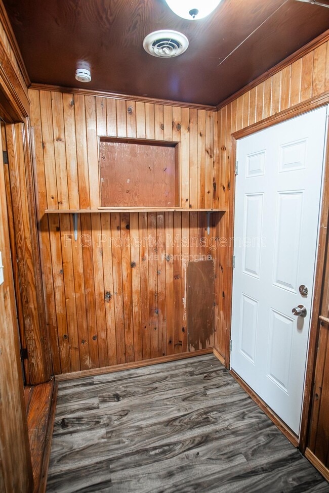 Building Photo - 521 N Chamberlain Ave