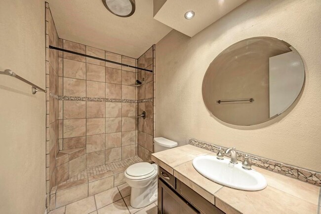 Building Photo - 7211 Lakewood Dr