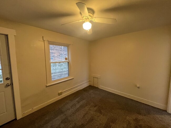 Building Photo - Updated 2.5 Bedroom/ 1 Bath in Troy Hill