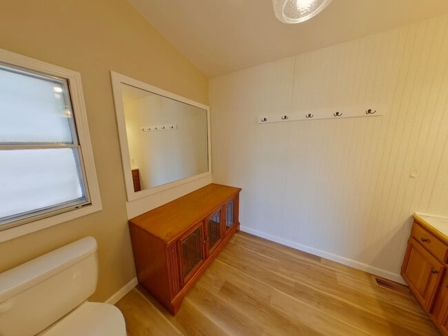 Building Photo - 2320 E MacArthur Rd