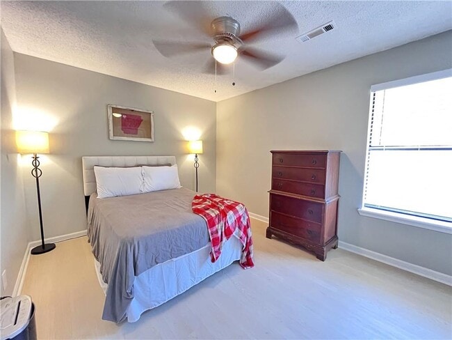 Building Photo - 1373 E Sequoyah Ct