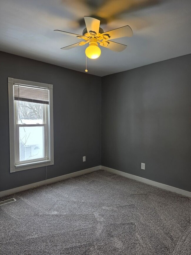 Building Photo - Small Town Home with Lots of Room