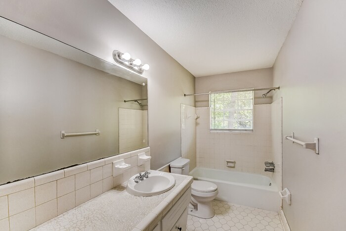 Building Photo - 5405 Valleyview Trail