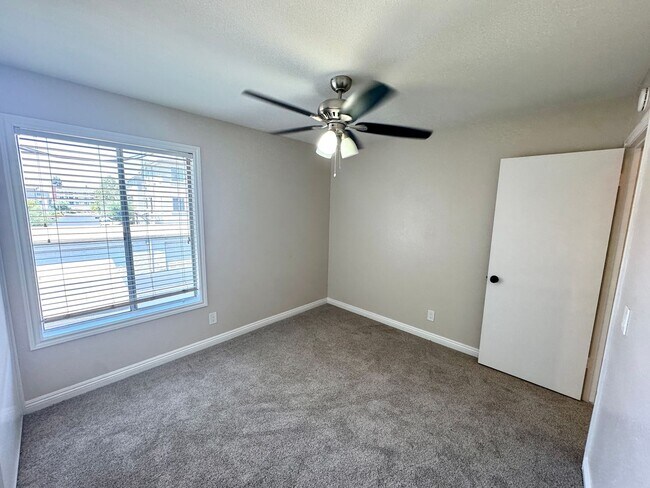 Building Photo - Charming 2 Bed/2 Bath Upstairs Condo in Qu...