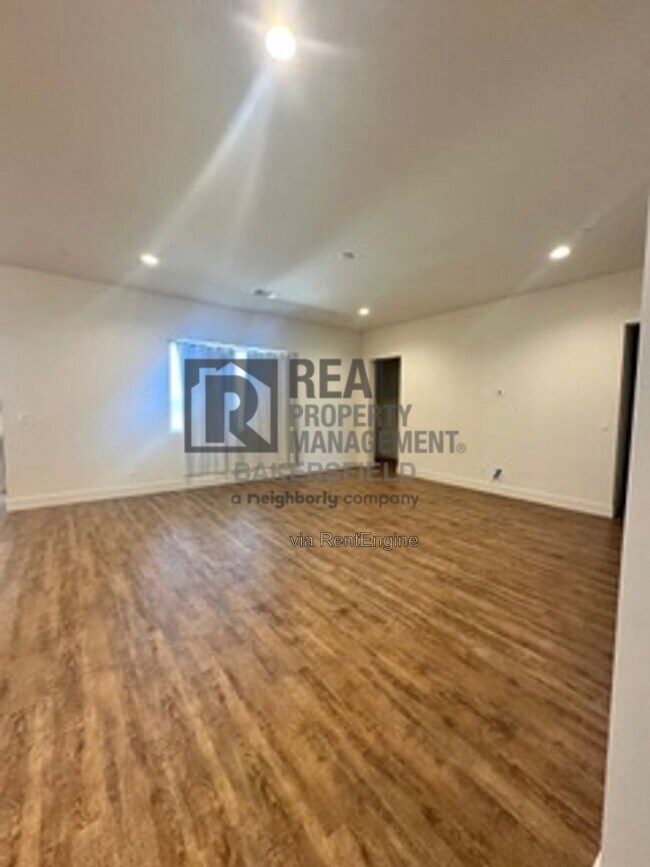 Building Photo - 823 Brookline Ln