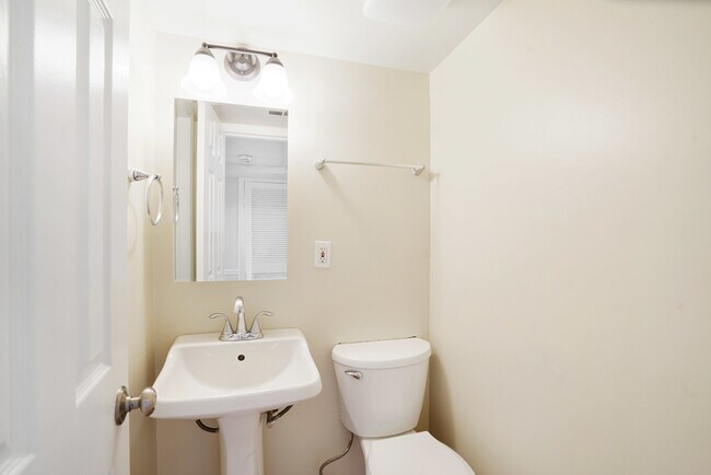 Building Photo - 4339 Cedarlake Ct