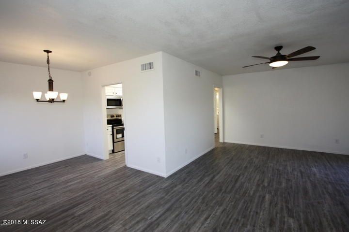 Building Photo - 3039 S Carmona Dr