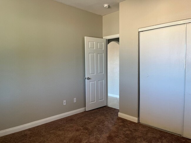Building Photo - 4 bedrooms 2 bathroom home in Apple Valley!