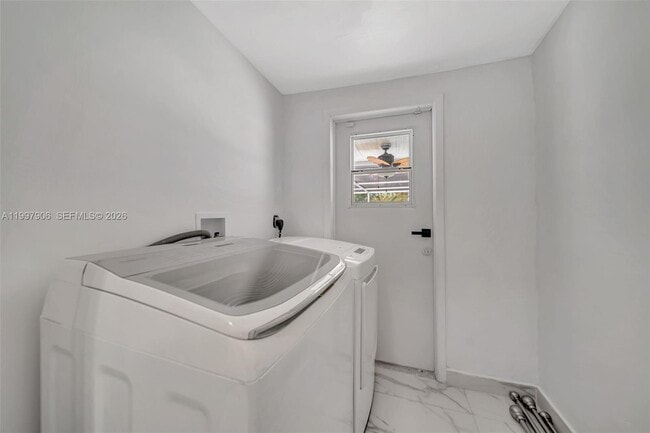 Building Photo - 15010 NE 7th Ave