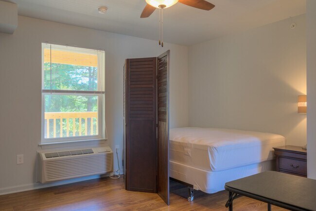 Interior Photo - Blacksburg Homestay Village-311