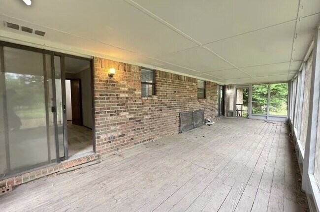 Building Photo - "Charming 3-Bedroom Haven with 2 Baths and 2350 Sq. Ft. of Spacious Living in Springdale!"
