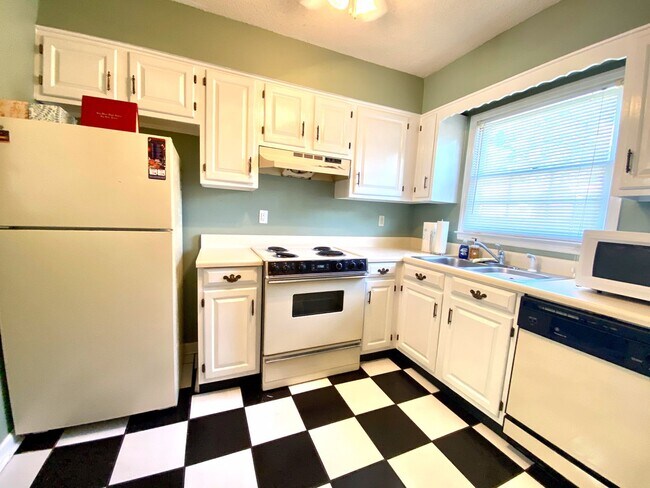 Building Photo - Flexible Lease Term Available for 2 Bed/1.5 Bath Townhome!