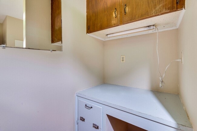 Building Photo - Urban Farmhouse - 2BD/2BA - Work Shop - Hu...